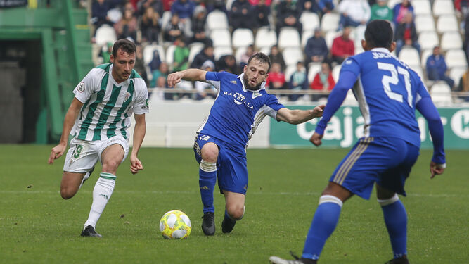 Imanol García pelea por el control de un balón con un jugador del Marbella.