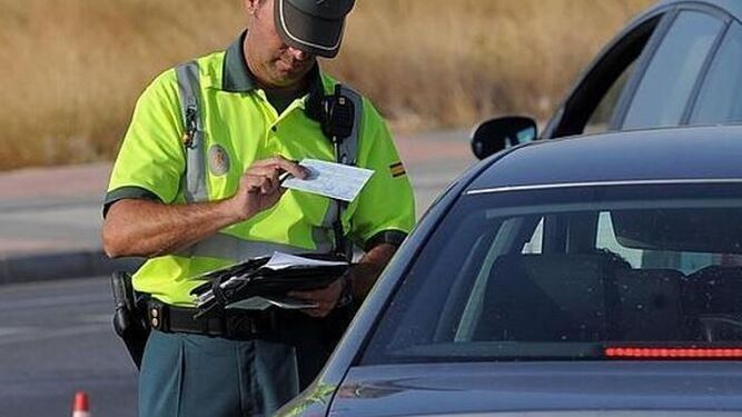 Un agente de la Guardia Civil solicita documentación a un conductor