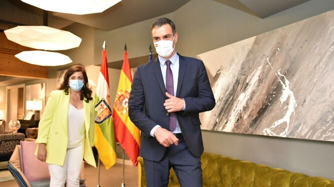 Pedro Sánchez se reunió ayer con la jefa del Ejecutivo de La Rioja, Concha Andreu, en el municipio de Briñas.