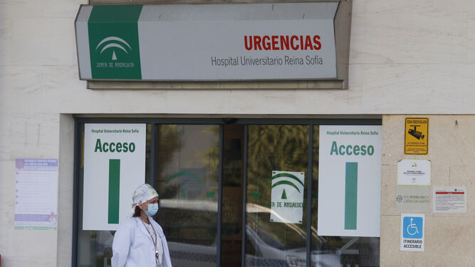 Una profesional sanitaria en el área de Urgencias del Reina Sofía.