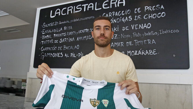 Alberto Saura posa con la camiseta del Córdoba Futsal en La Cristalera Gastrobar.