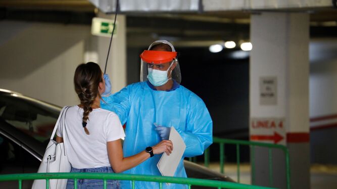 Una joven se realiza la prueba PCR en el autocovid del centro de salud Castilla del Pino.