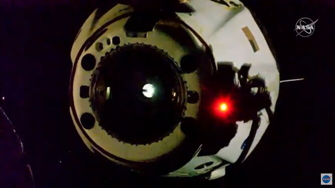 La cápsula Crew Dragon Endeavour de SpaceX, en una imagen de la NASA durante su regreso a la Tierra.