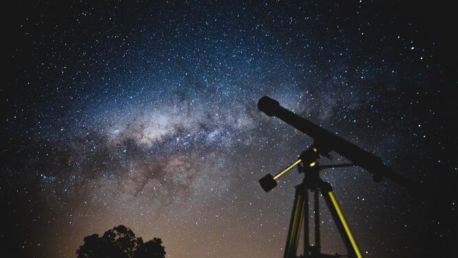 El cielo estrellado de agosto permite observar estrellas y constelaciones a simple vista.