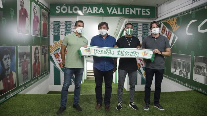 Javier González Calvo, junto a Juanito, Adrián Fernández-Romero y Darren Sidoel.