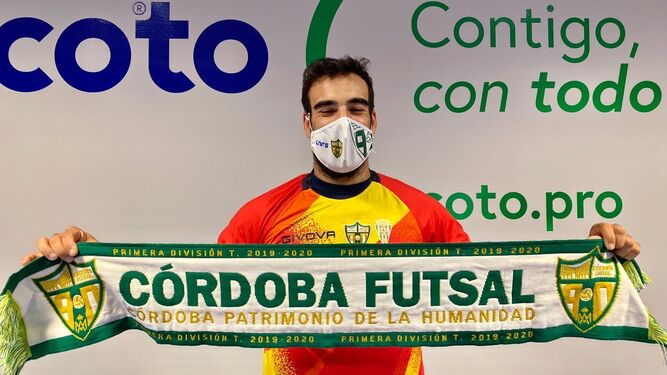 Alfonso Prieto posa con la camiseta del Córdoba Futsal Patrimonio de la Humanidad.