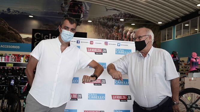 Javier Guillén y Antonio Cabello escenifican el acuerdo en la tienda de Ciclos Cabello.