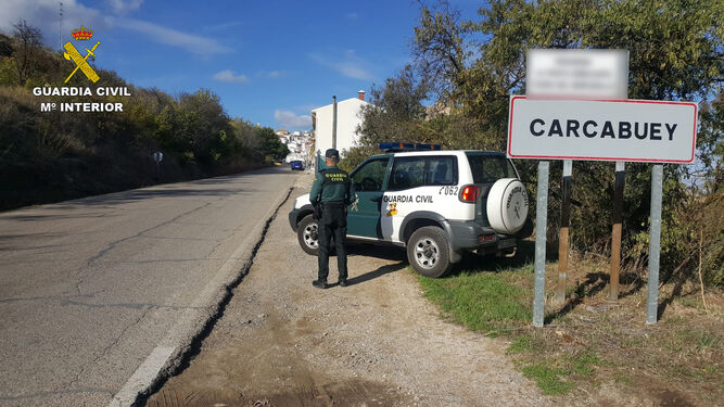 Guardia Civil en la localidad de Carcabuey.