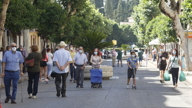 Varias personas caminan por la recién peatonalizada avenida de la Viñuela.