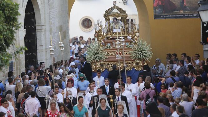 La Virgen del Tránsito pasa por el arco de Caballerizas en una de sus salidas procesionales.