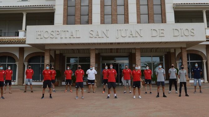 Los jugadores y el cuerpo técnico del Córdoba BM, tras pasar las pruebas de covid-19.