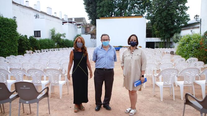 Marían Aguilar junto a Martín Cañuelo y Blanca Torrent en el cine Fuenseca