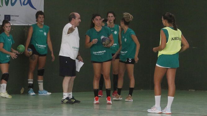 Rafa Moreno, técnico del Adesal, dialoga con sus jugadoras en un entrenamiento.