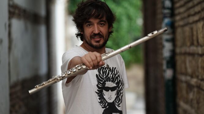 El flautista flamenco Sergio de Lope posa con su flauta travesera.