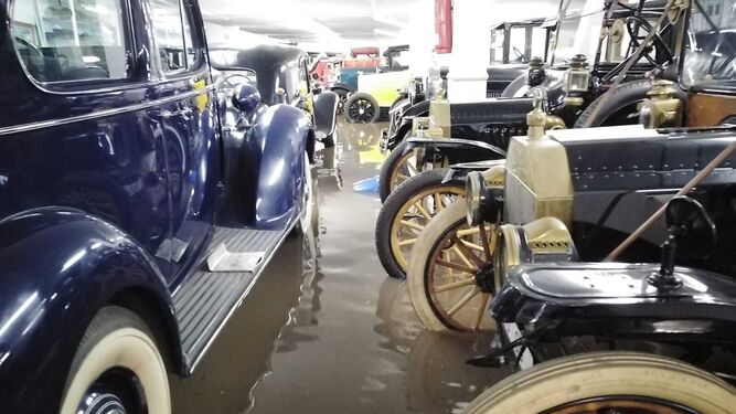 Estado del garaje inundado con alrededor de 60 coches clásicos.