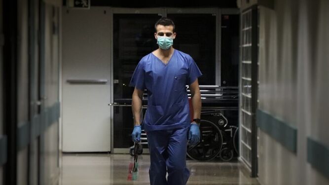 Un médico camina por un pasillo de las Urgencias del Reina Sofía.
