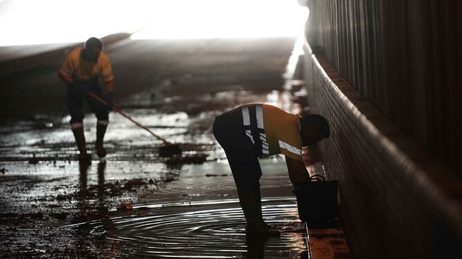 Trabajadores en la inundación del pasado martes en el túnel de Carlos III.