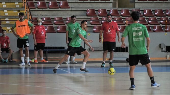 Los jugadores del Córdoba Futsal realizan un ejercicio en un entrenamiento en Vista Alegre.