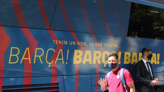 Leo Messi saluda a la llegada del Barcelona al hotel de concentración en Lisboa.