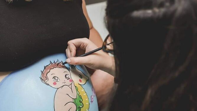 Ángela Gan realiza un dibujo durante una sesión en Baby Gan.