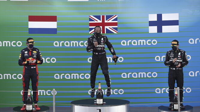 Lewis Hamilton, en el podio del Gran Premio de Estaña con Max Verstappen y Valtteri Bottas