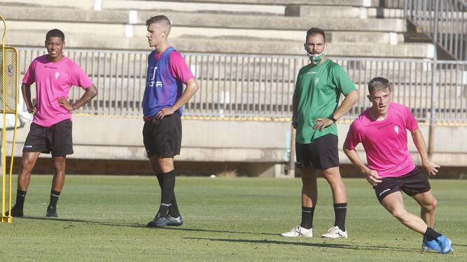 Berto Espeso, a la derecha de la imagen, en un entrenamiento del Córdoba CF.