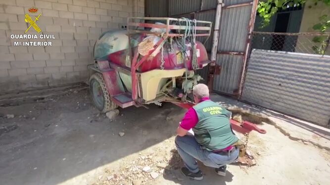 Un agente de la Guardia Civil comprueba una de las máquinas agrícolas.