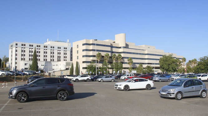 Vista del Hospital General y de las Consultas Externas desde uno de los aparcamientos del Reina Sofía.