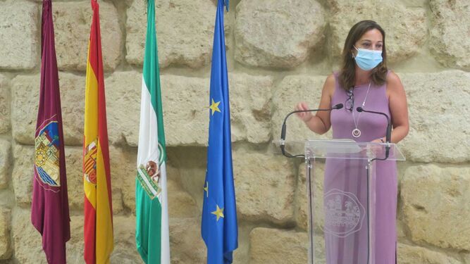 La portavoz municipal del PSOE, Isabel Ambrosio, en rueda de prensa.