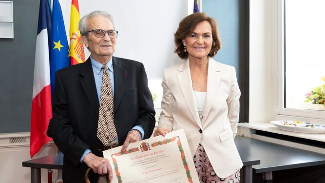 Juan Romero, con su reconocimiento junto a Carmen Calvo.