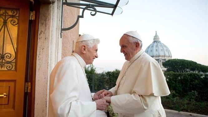El Papa Francisco con Benedicto XVI.
