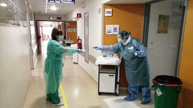 Dos profesionales del Reina Sofía cumplen con el protocolo de actuación frente al coronavirus.