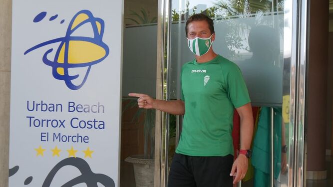 Víctor Salas, a las puertas del hotel de concentración del Córdoba CF.