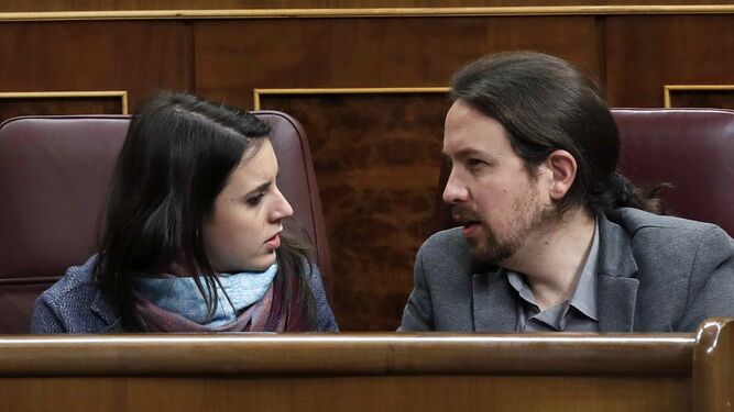 Irene Montero y  Pablo Iglesias durante una sesión en el Congreso de los Diputados.