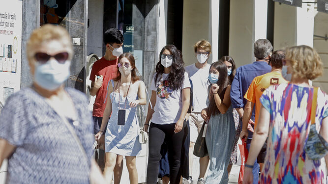 Personas con mascarillas por las calles de Córdoba.
