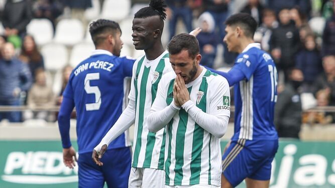 Sebas Moyano se lamenta junto a Djetei de una ocasión ante el Marbella, su último partido con el Córdoba.