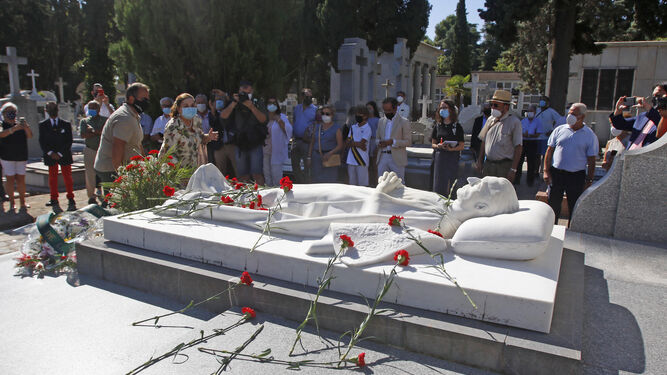 La sobrina de Manolete, Teresa Alba, deposita un ramo de flores en el mausoleo.