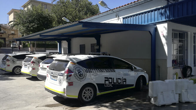 Vehículos de la Policía Local de Lucena en la Jefatura.