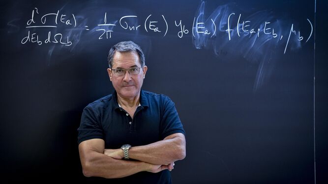 El catedrático José Manuel Quesada en la Facultad de Física de la US.