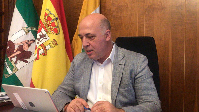 El presidente de la Diputación, Antonio Ruiz, durante el encuentro telemático.