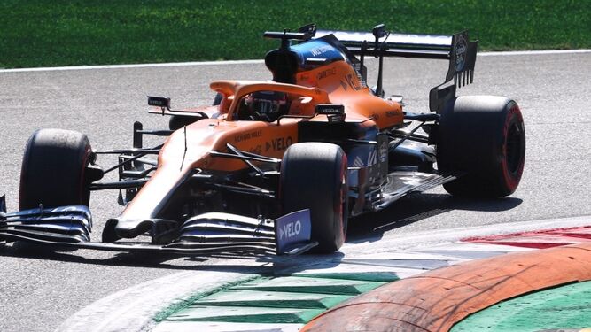 El McLaren de Carlos Sainz, durante la ronda de clasificación.