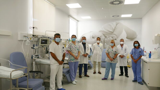 Parte de la dirección del centro y del equipo de neonatología en la nueva Unidad Neonatal.