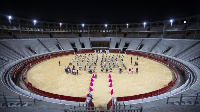 Espectacular imagen de la Plaza de Toros de Granada durante la presentación de los dos festejos de este mes