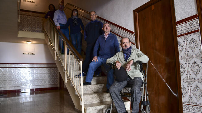 Vecinos esperan la instalación de un ascensor en un bloque de Córdoba.