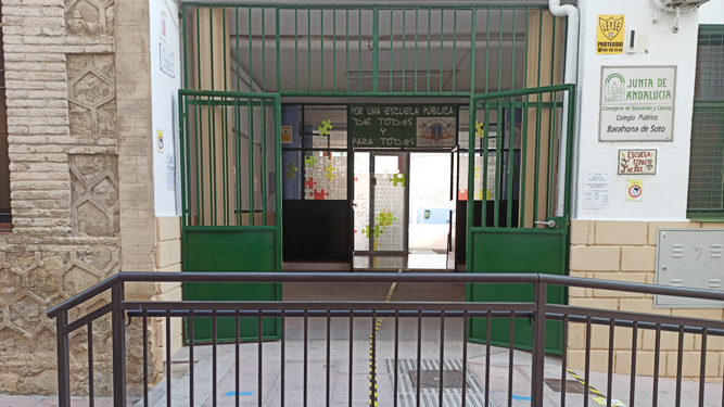 Puerta principal del colegio Barahona de Soto, a dos días del inicio del curso escolar