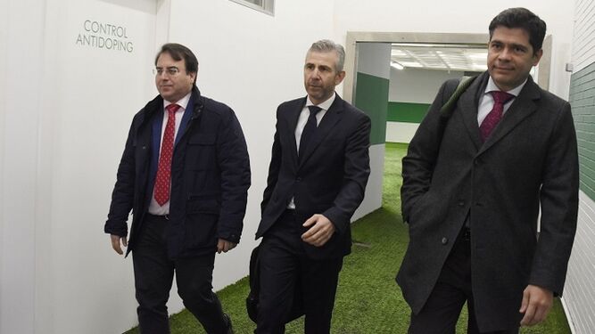 Los administradores judiciales del Córdoba CF, Estepa y Bernabéu, junto a Juan Ramón Cuadros.