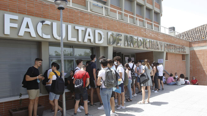Alumnos de Bachillerato antes de acceder a las pruebas de Selectividad del pasado mes de julio.