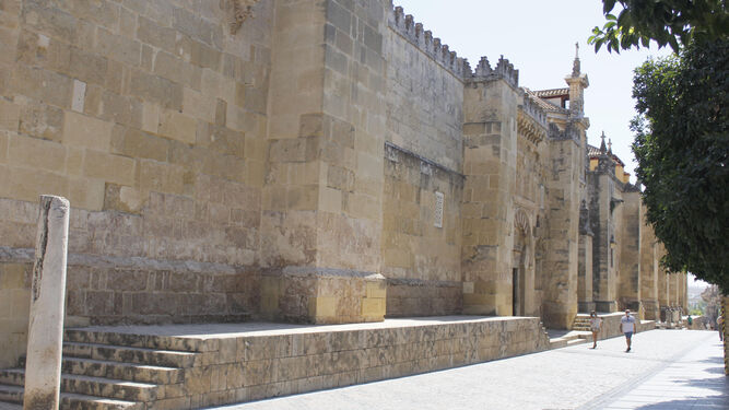 Entorno de la Mezquita-Catedral de Córdoba, sin turistas.