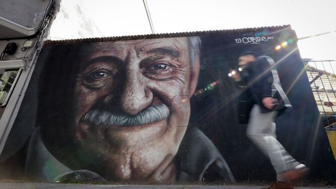 Mural con la imagen de Mario Benedetti en una calle de Montevideo.