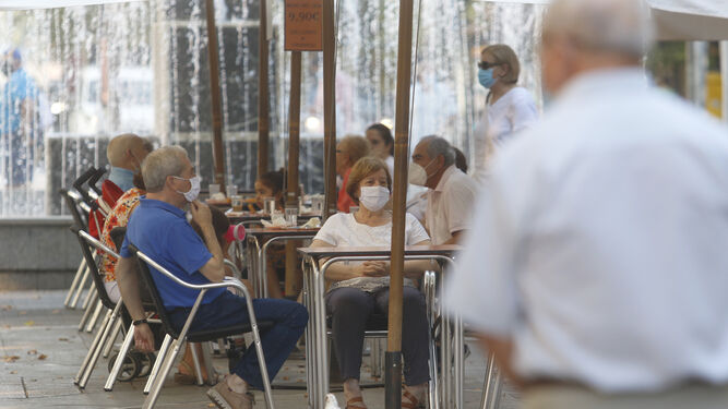 Varias personas con mascarilla sentadas en una terraza del Centro de Córdoba.